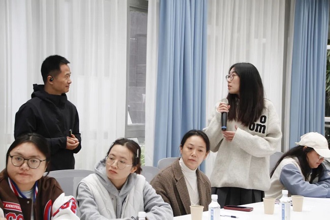 深入一线听民意！成都市人大代表龚晓鸥在火车南站街道开展就业指导专题分享活动 第3张