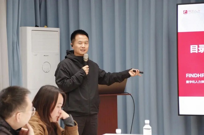 深入一线听民意！成都市人大代表龚晓鸥在火车南站街道开展就业指导专题分享活动 第2张